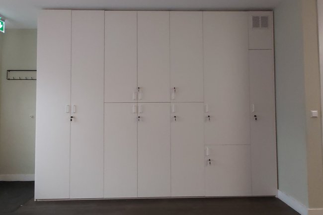 Diepe kast voor een kledingproject van een vrouwencentrum.