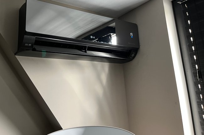 De LG Artcool mirror black, wat een juweel !