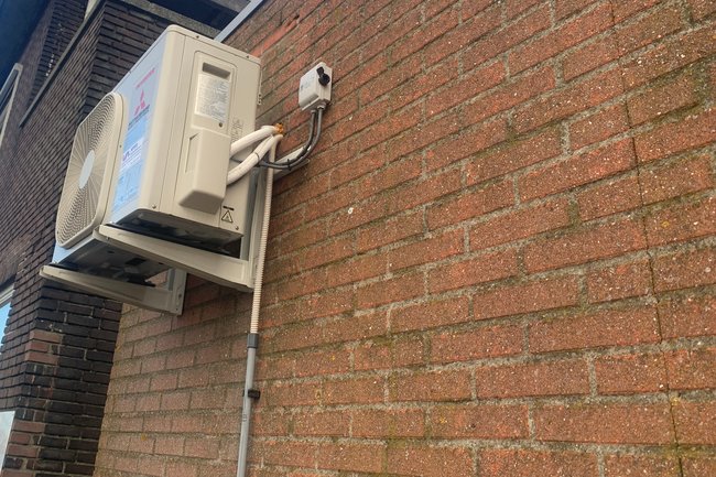 Buitenunit op muurbeugels